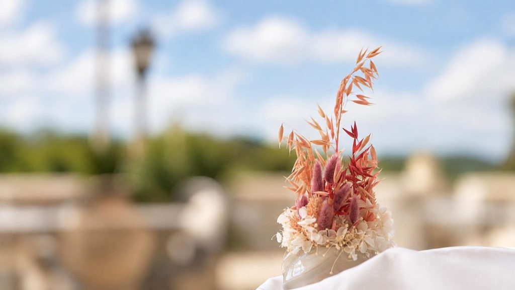 Bouquet de fleurs séchées sur une table de la terrasse