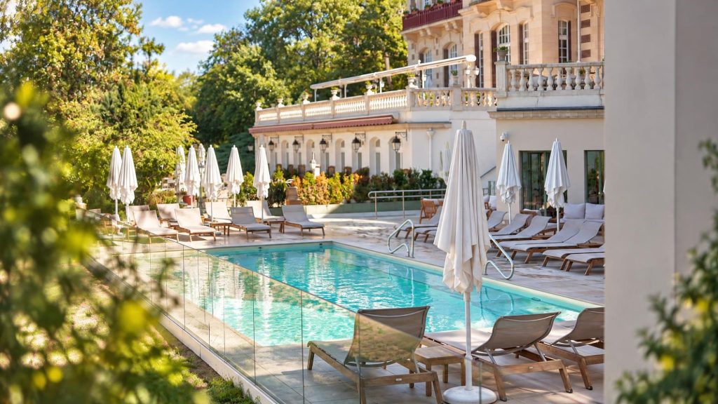 Piscine et terrasse devant le château