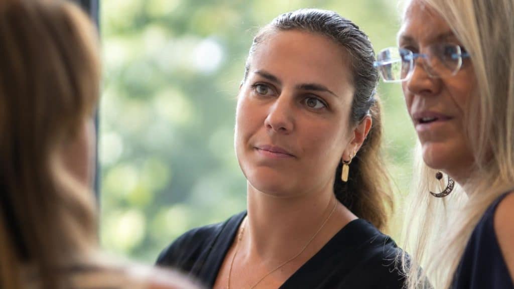 Portrait d'une participante à l'écoute