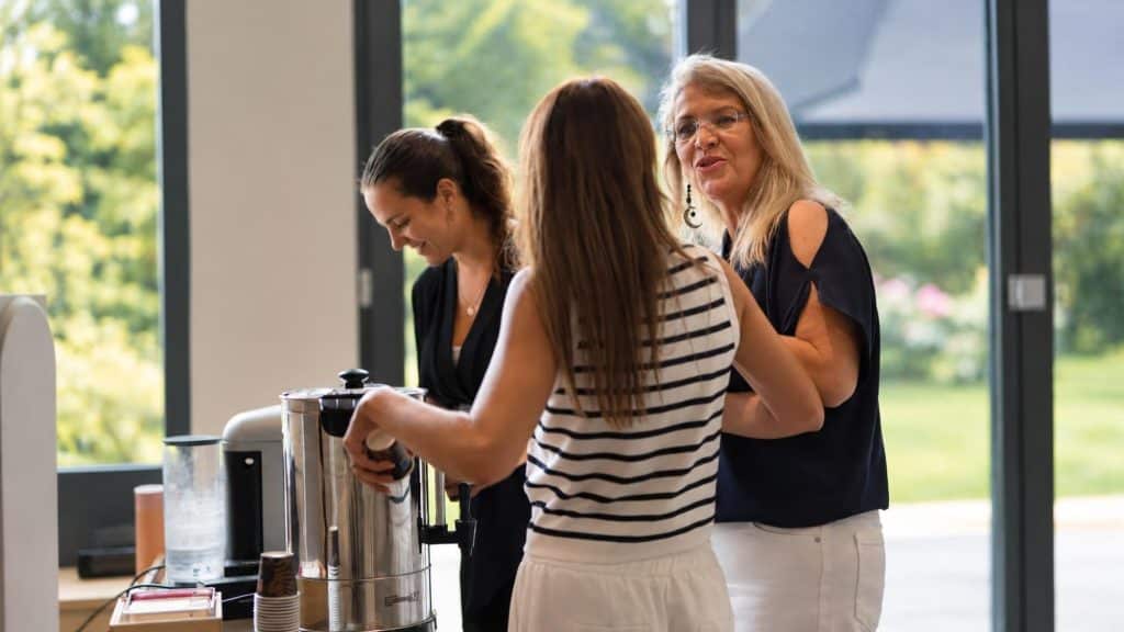 Pause café entre participantes