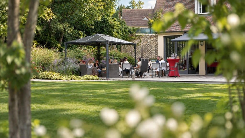 Participantes installées sous la tonnelle du jardin