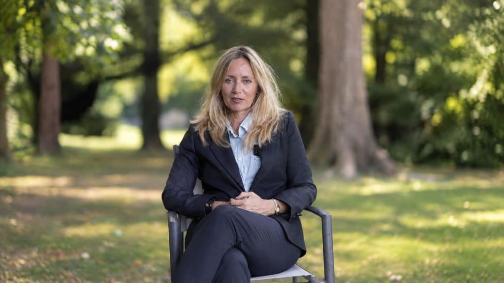 Portrait d'une intervenante dans le parc