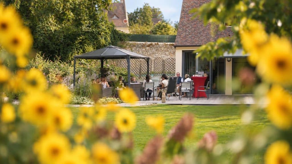 Rencontre dans le jardin fleuri