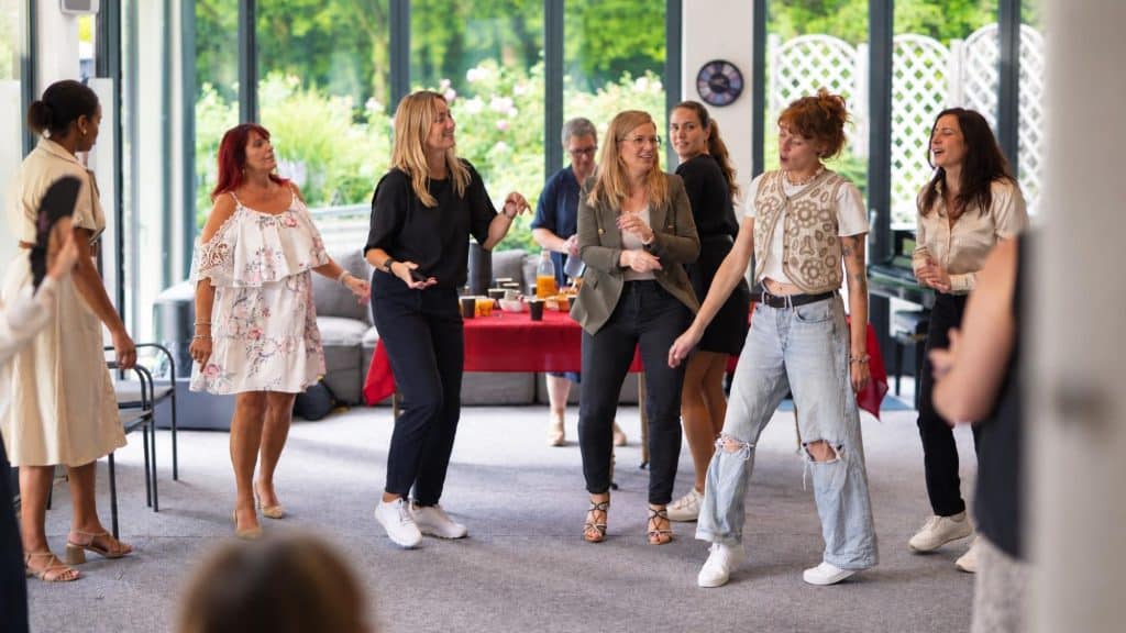 Atelier en mouvement, participantes qui dansent