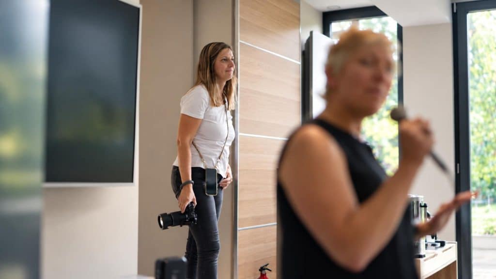 Prise de parole, la photographe en arrière-plan
