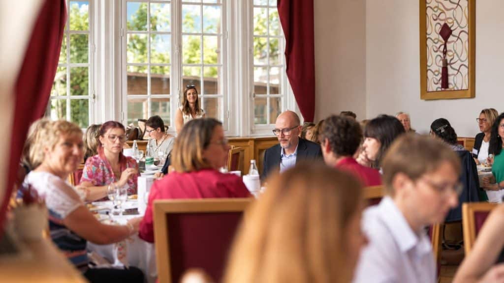 Vue d'ensemble de la salle de réception pendant le déjeuner