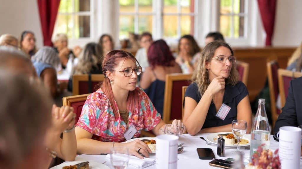 Participantes concentrées pendant les interventions