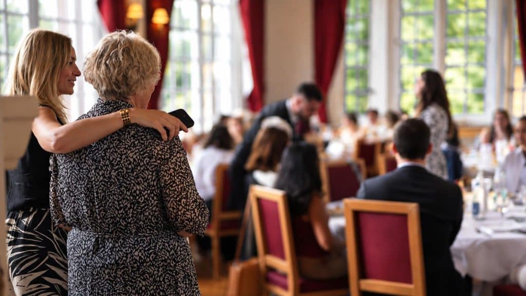 Moment complice entre deux participantes dans la salle